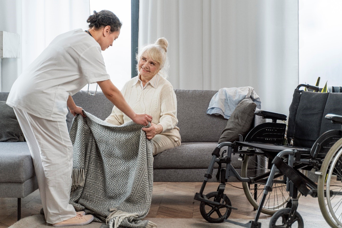 مزایای استخدام پرستار سالمند در منزل